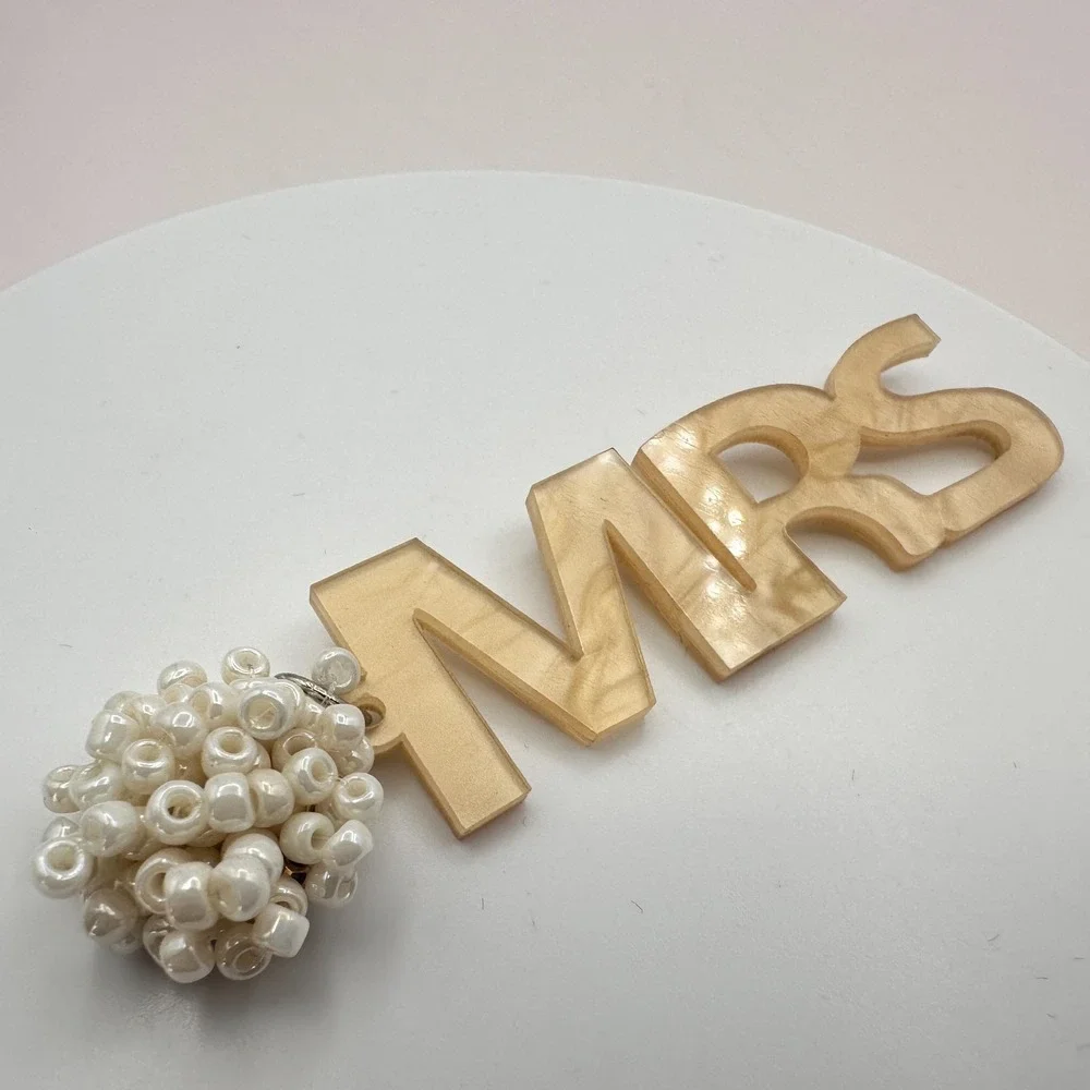 Vintage Y2K MRS Word Charm White Beaded Wedding Table Decoration Centerpiece